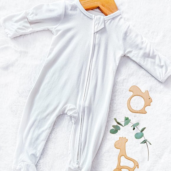 NEW! Infant Girls White Bamboo Sleepers/Rompers |2 Way Zipper |Convertable Hands - Picture 1 of 2